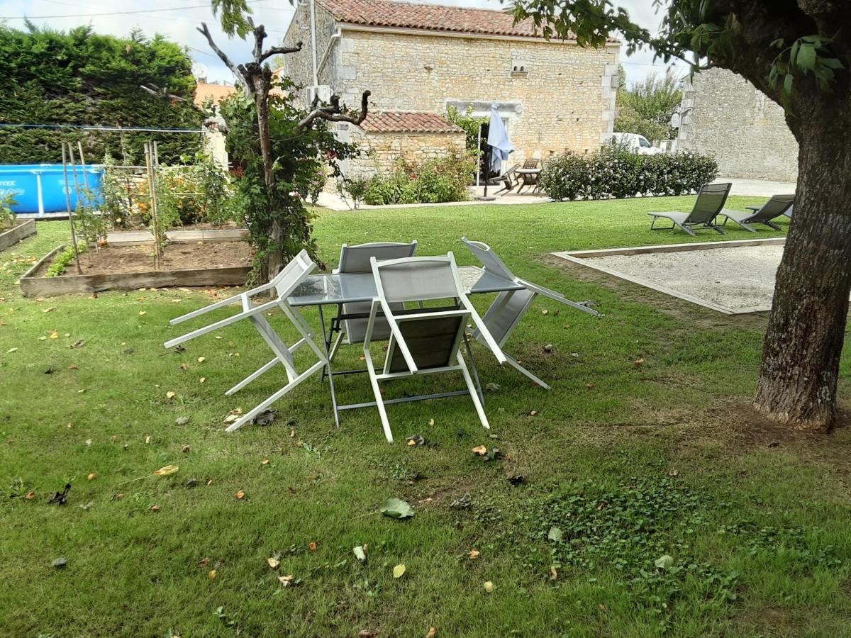 Gite " Les Tourterelles" Thaims Exteriör bild