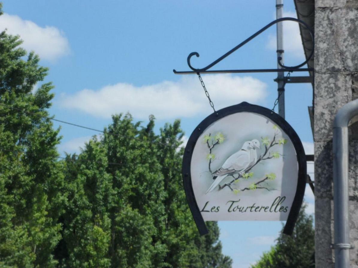 Gite " Les Tourterelles" Thaims Exteriör bild